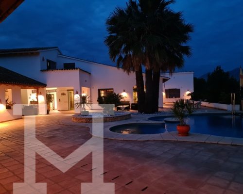 KV372-Chalet-Alfaz-Del-Pi-night-view en tamaño mediano